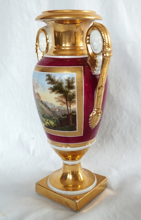 Paire de vases en porcelaine de Paris dorée et polychrome, époque Restauration - 32,5cm