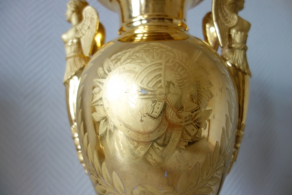 Paire de grands vases en porcelaine d'époque Empire - allégories de l'air et de l'eau - 38,5cm