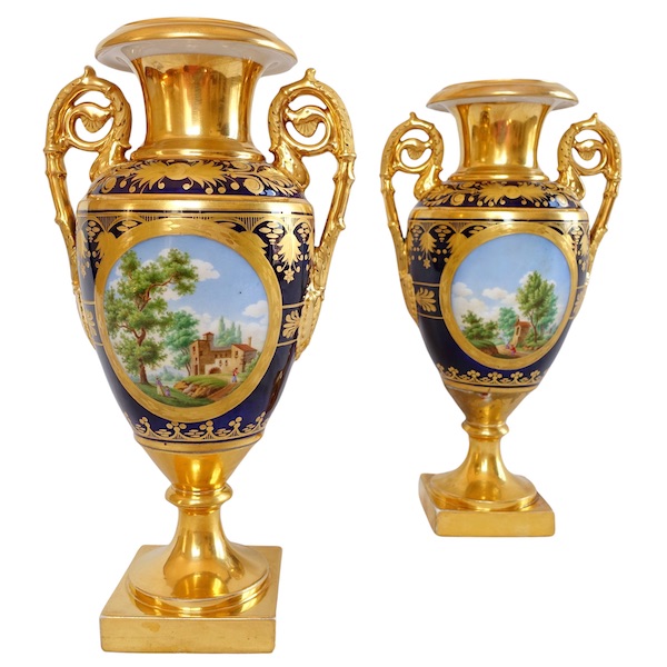 Paire de vases Empire en porcelaine de Paris bleue et dorée, décor de paysages
