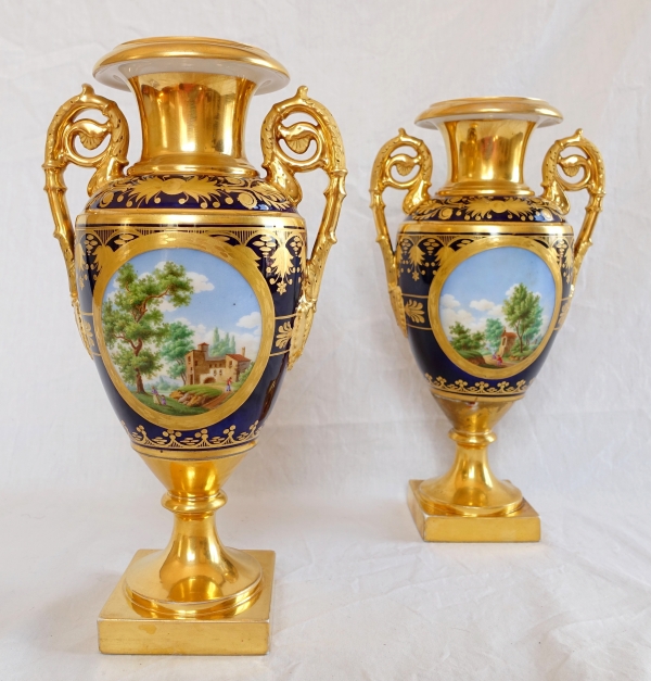 Paire de vases Empire en porcelaine de Paris bleue et dorée, décor de paysages