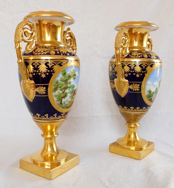 Paire de vases Empire en porcelaine de Paris bleue et dorée, décor de paysages