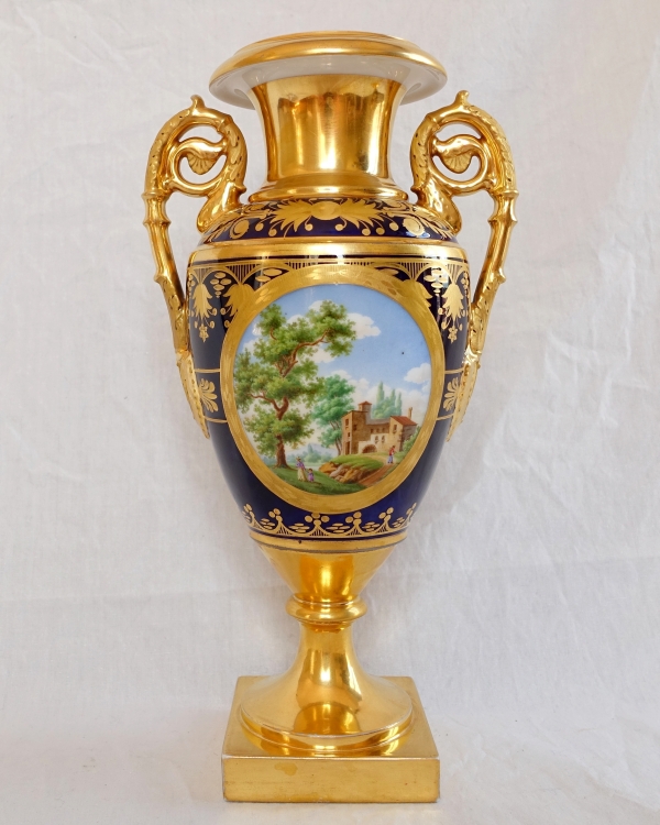 Paire de vases Empire en porcelaine de Paris bleue et dorée, décor de paysages