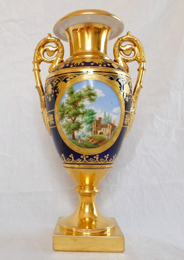 Paire de vases Empire en porcelaine de Paris bleue et dorée, décor de paysages