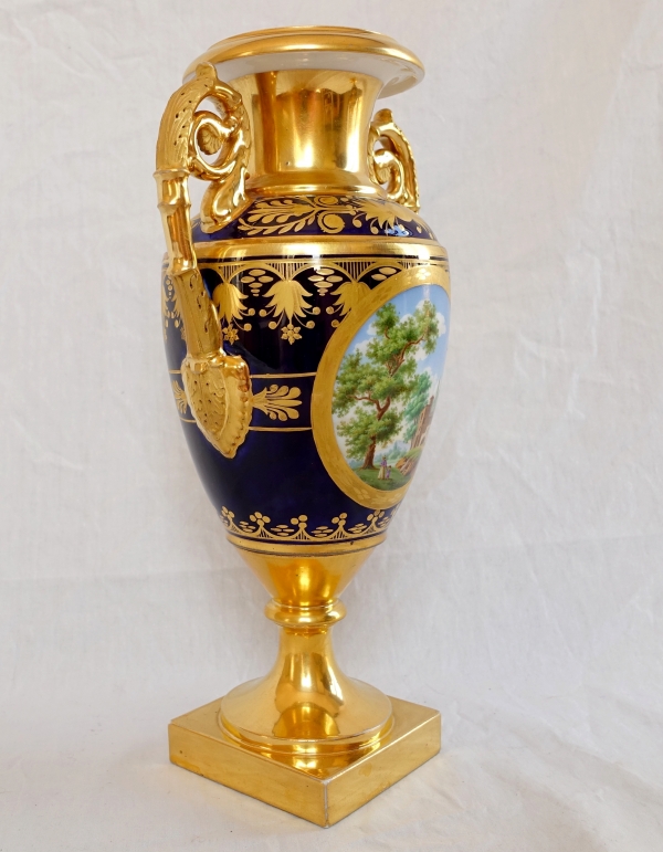 Paire de vases Empire en porcelaine de Paris bleue et dorée, décor de paysages