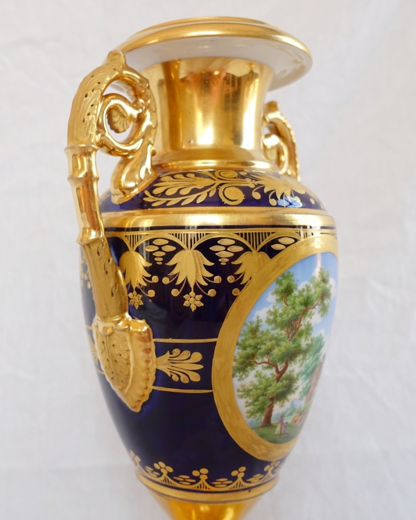 Paire de vases Empire en porcelaine de Paris bleue et dorée, décor de paysages