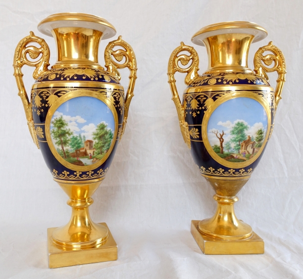 Paire de vases Empire en porcelaine de Paris bleue et dorée, décor de paysages