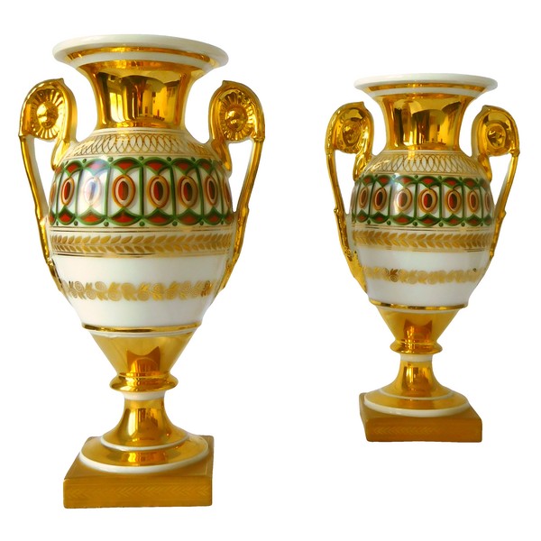 Paire de vases Medicis en porcelaine de Paris, époque Empire Restauration - 26,5cm