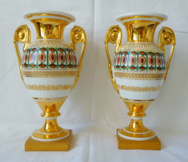 Pair of Paris porcelain Medicis vases, Empire Restoration period, 19th century - 26.5cm