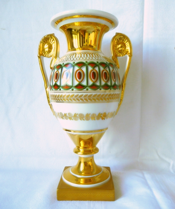 Paire de vases Medicis en porcelaine de Paris, époque Empire Restauration - 26,5cm