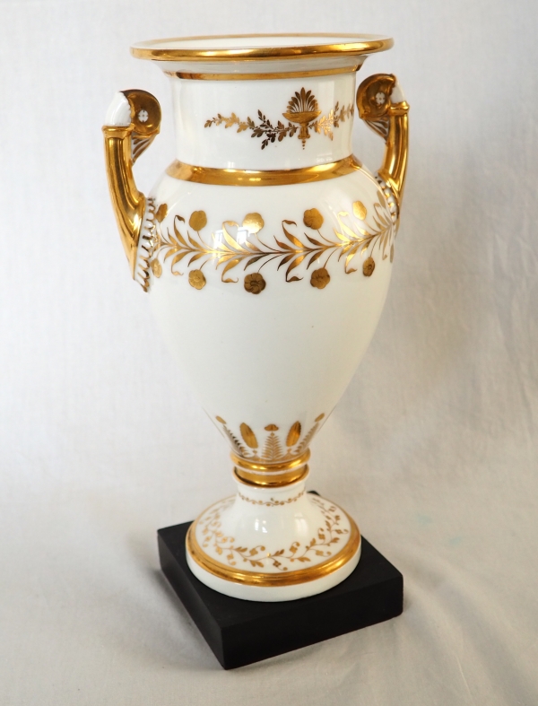 Manufacture de Sèvres : paire de grands vases en porcelaine blanche et or - socle en marbre