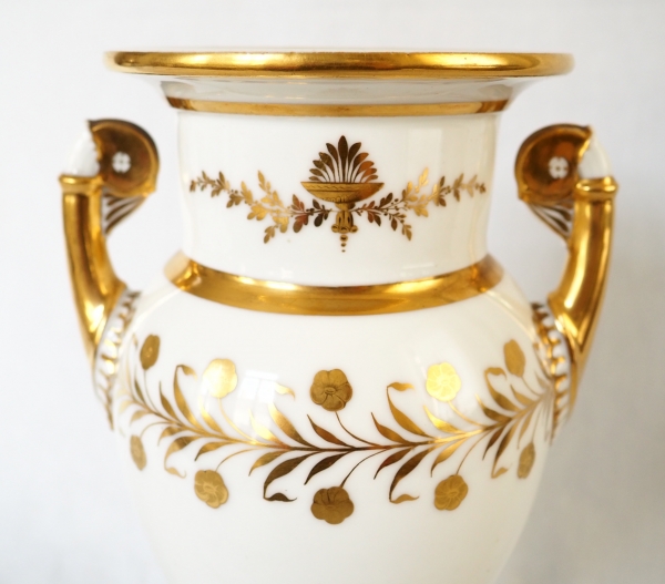 Manufacture de Sèvres : paire de grands vases en porcelaine blanche et or - socle en marbre