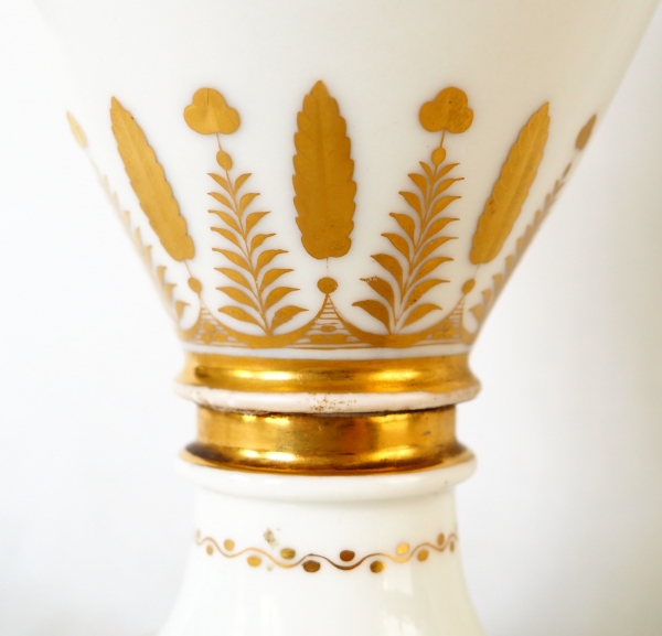 Manufacture de Sèvres : paire de grands vases en porcelaine blanche et or - socle en marbre