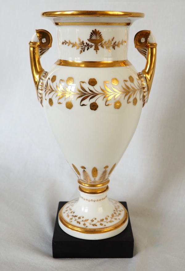 Manufacture de Sèvres : paire de grands vases en porcelaine blanche et or - socle en marbre