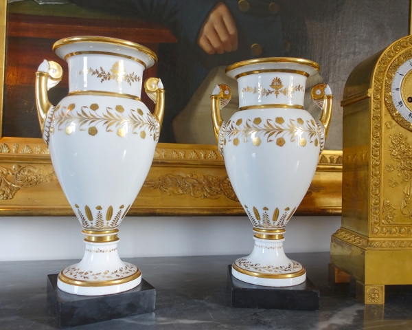 Manufacture de Sèvres : paire de grands vases en porcelaine blanche et or - socle en marbre