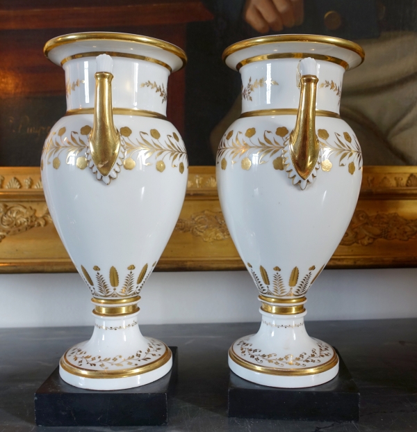 Manufacture de Sèvres : paire de grands vases en porcelaine blanche et or - socle en marbre