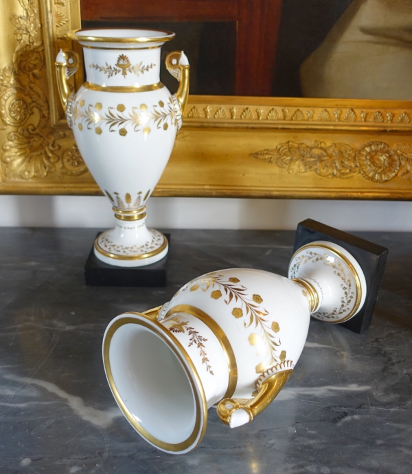 Manufacture de Sèvres : paire de grands vases en porcelaine blanche et or - socle en marbre