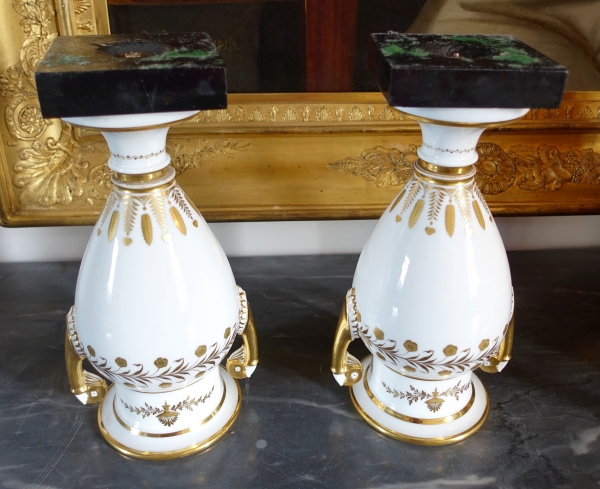 Manufacture de Sèvres : paire de grands vases en porcelaine blanche et or - socle en marbre