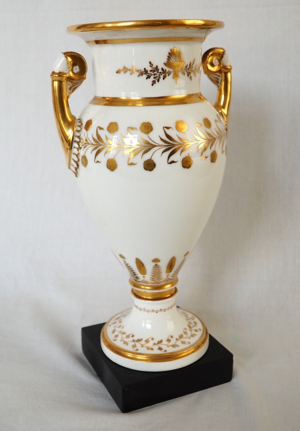 Manufacture de Sèvres : paire de grands vases en porcelaine blanche et or - socle en marbre