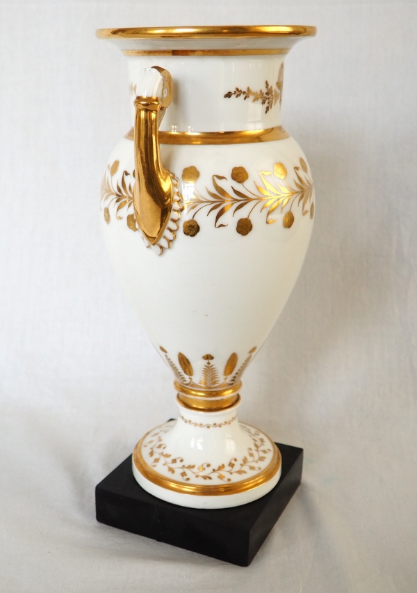 Manufacture de Sèvres : paire de grands vases en porcelaine blanche et or - socle en marbre