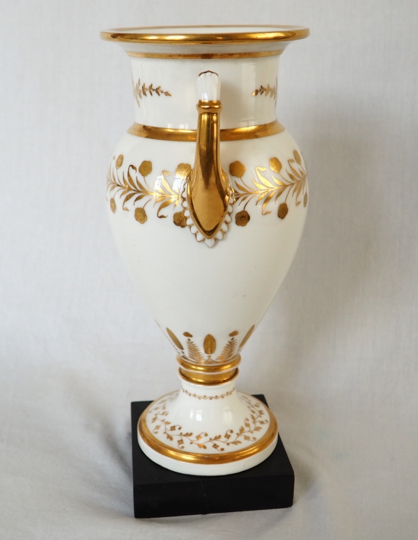 Manufacture de Sèvres : paire de grands vases en porcelaine blanche et or - socle en marbre