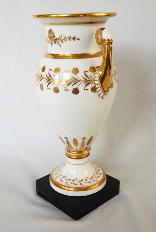 Manufacture de Sèvres : paire de grands vases en porcelaine blanche et or - socle en marbre