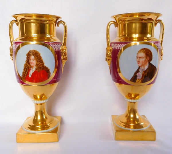 Paire de vases en porcelaine de Paris dorée et polychrome, époque Restauration