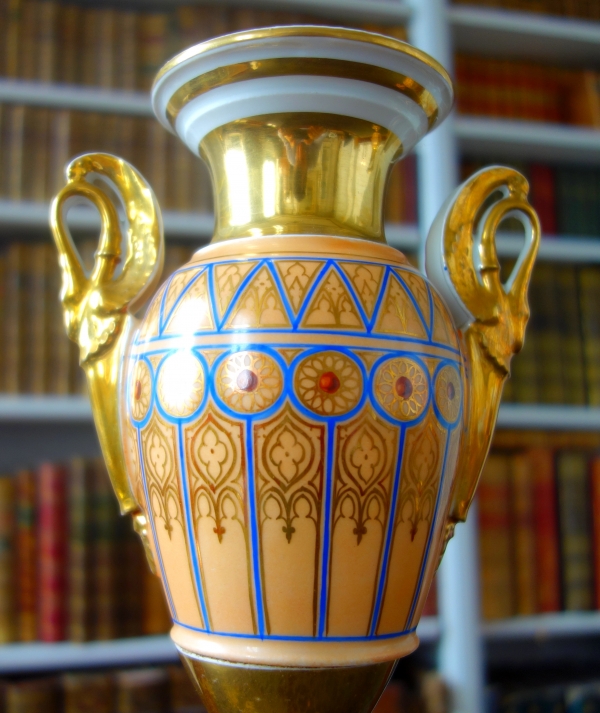 Paire de vases d'ornement Empire Charles X en porcelaine de Paris - époque Restauration