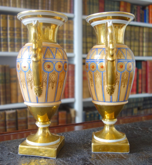 Paire de vases d'ornement Empire Charles X en porcelaine de Paris - époque Restauration
