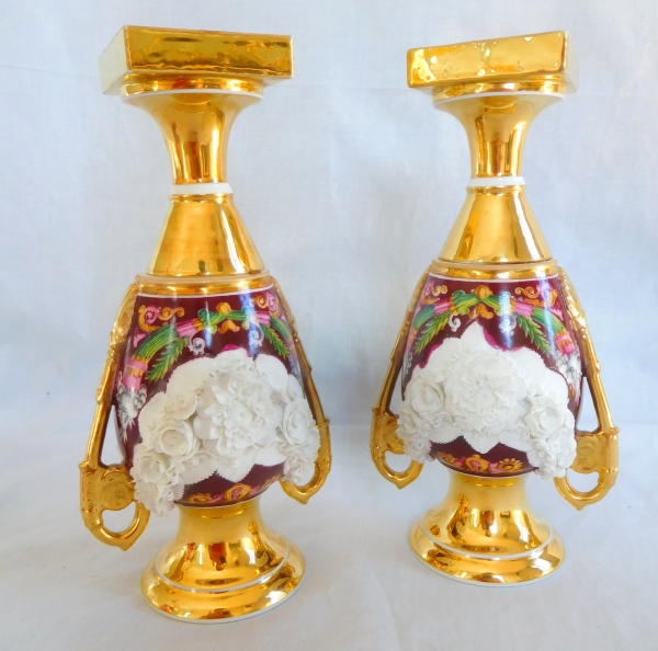Paire de vases Empire en porcelaine polychrome, dorée et biscuit, XIXe siècle vers 1820