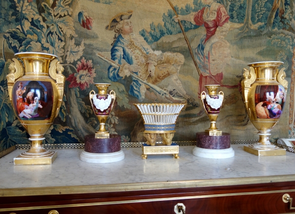 Paire de vases Empire en porcelaine polychrome, dorée et biscuit, XIXe siècle vers 1820