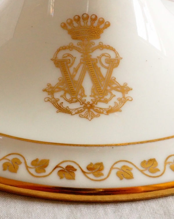 Manufacture de Sèvres, service des Princes : plat de présentation en porcelaine, couronne de Comte