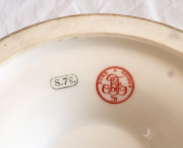 Sevres porcelain : serving dish, crown of Count - service des Princes