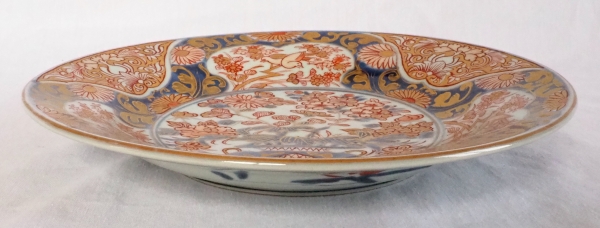Round Chinese / Japanese porcelain dish, late 18th century