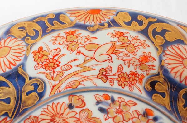 Plat en porcelaine à décor Imari d'époque fin XVIIIe - Chine ou Japon