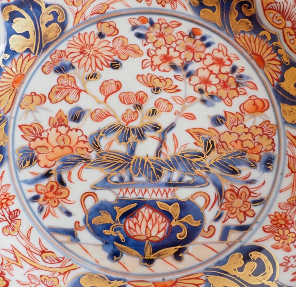 Plat en porcelaine à décor Imari d'époque fin XVIIIe - Chine ou Japon