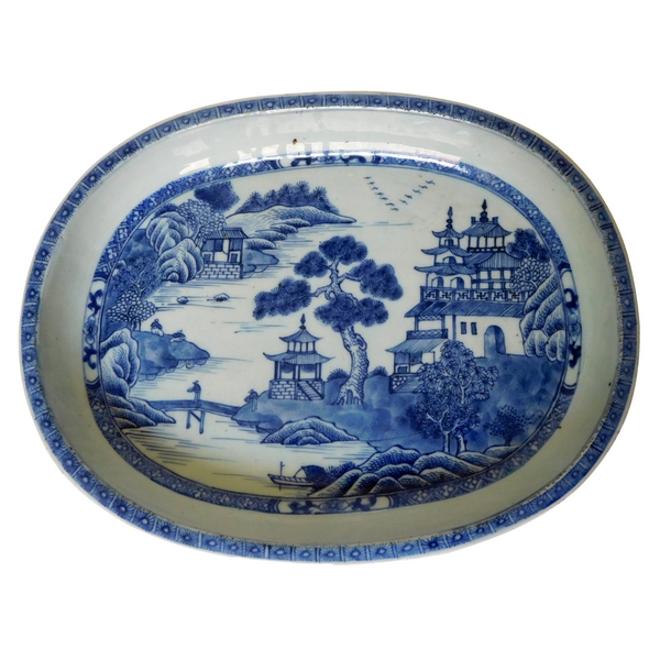 Grand plat creux en porcelaine de Chine, époque XVIIIe siècle, paysage de palais en blanc bleu