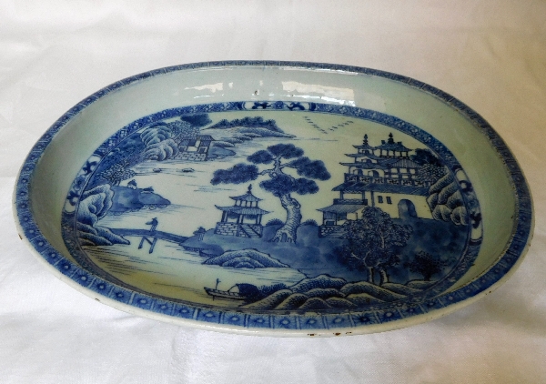Grand plat creux en porcelaine de Chine, époque XVIIIe siècle, paysage de palais en blanc bleu
