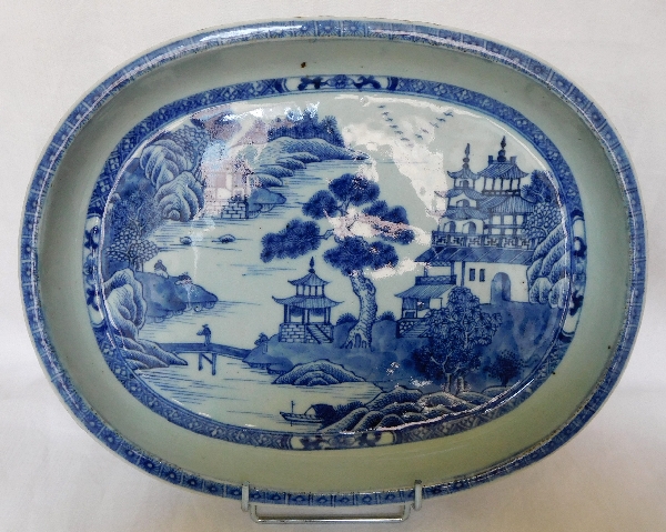 Large Chinese porcelain dish, 18th century, palace landscape