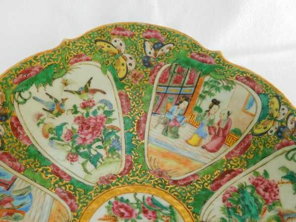 Grand plat ovale sur piédouche en porcelaine de Canton, époque XIXe - 36,5cm x 27,5cm