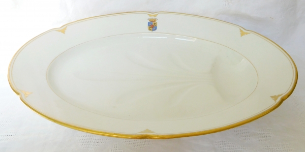 Grand plat à gibier en porcelaine, armoiries polychromes des Comtes de Castelnau - XIXe siècle