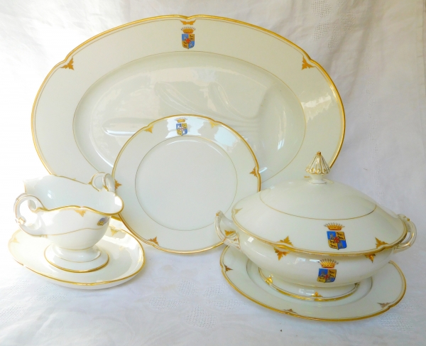 Grand plat à gibier en porcelaine, armoiries polychromes des Comtes de Castelnau - XIXe siècle