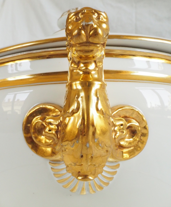 Nast : pot à oille / soupière d’époque Empire en porcelaine de Paris blanche et or