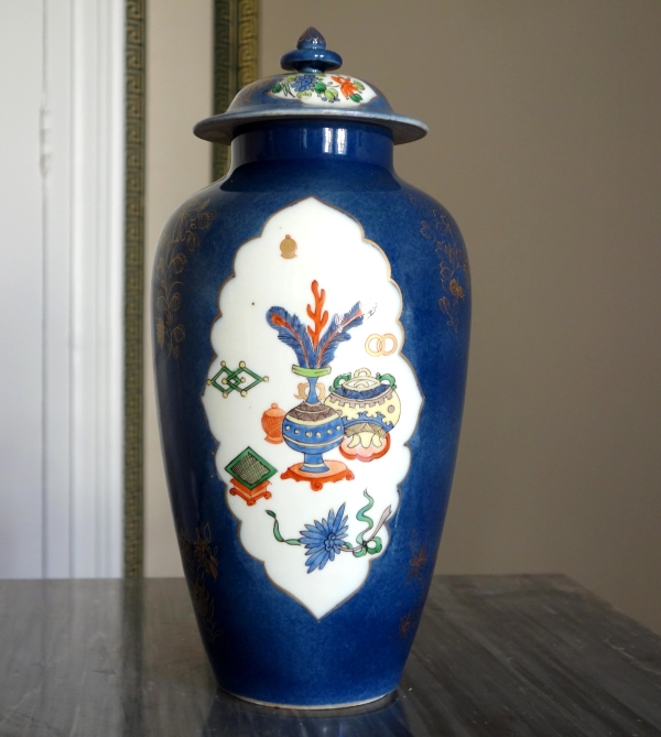 Tall blue porcelain potiche - China, early 20th century - 29cm