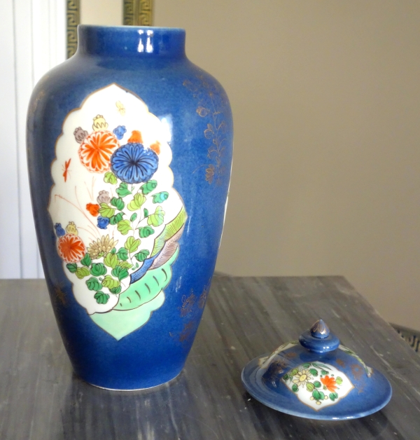 Tall blue porcelain potiche - China, early 20th century - 29cm