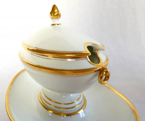 Manufacture du Petit Carousel : saucière en porcelaine de Paris dorée à l'or - époque Empire
