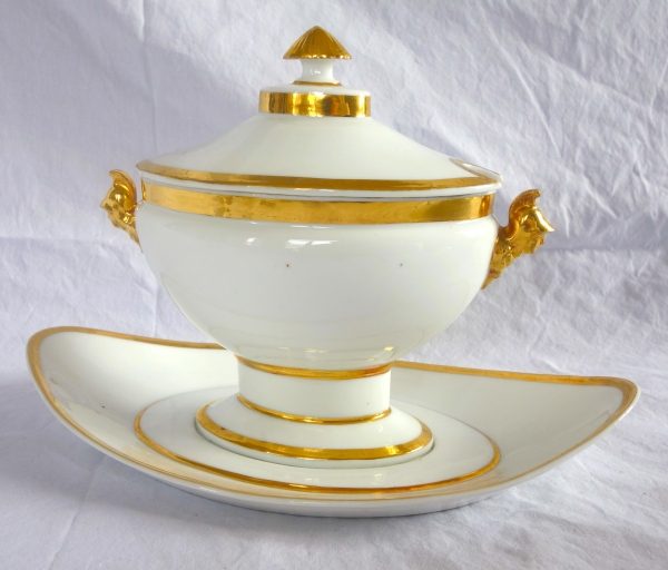 Nast : saucière d'époque Empire aux bustes d'Athena - porcelaine Paris dorée à l'or fin