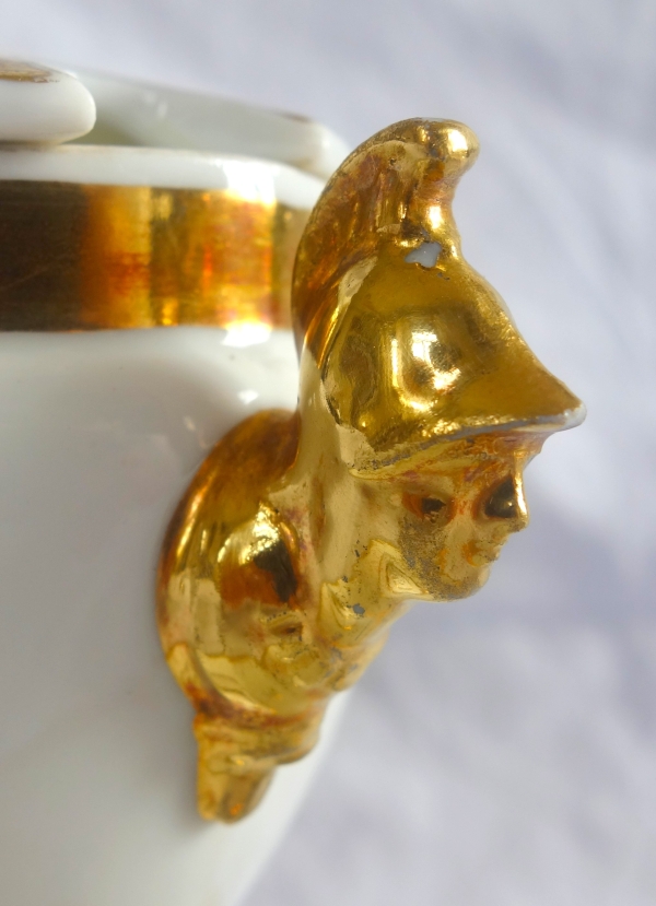 Nast : saucière d'époque Empire aux bustes d'Athena - porcelaine Paris dorée à l'or fin