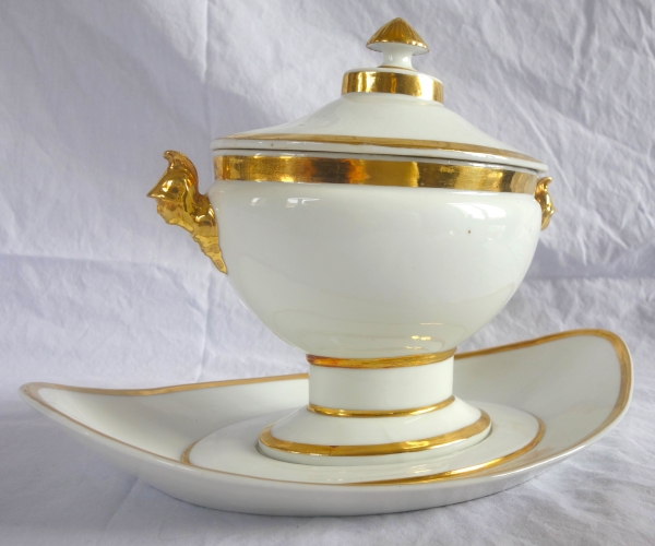 Nast : saucière d'époque Empire aux bustes d'Athena - porcelaine Paris dorée à l'or fin