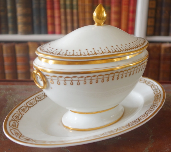 Manufacture Nast : saucière en porcelaine de Paris dorée à l'or - époque Empire - signée