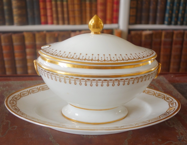 Manufacture Nast : saucière en porcelaine de Paris dorée à l'or - époque Empire - signée